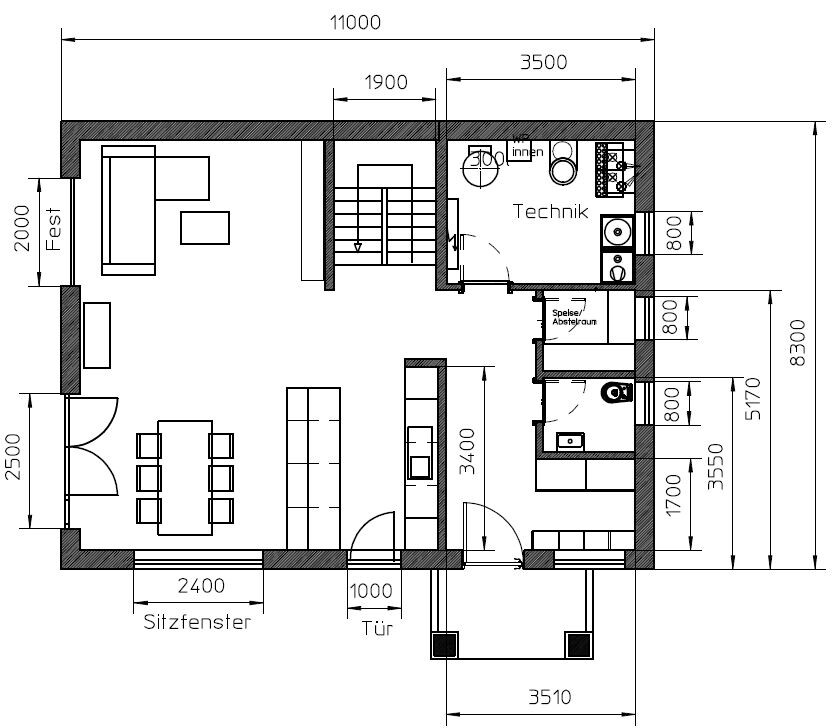 Grundrissplan eines Hauses mit Wohnbereich, Küche, Treppen und Technikraum