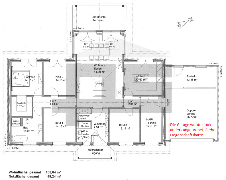 Grundriss eines Hauses mit Wohn- und Essbereich, Küche, Schlafzimmer, Bad und Garage.