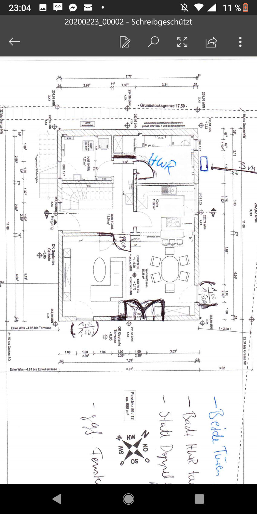 Grundriss eines Wohnhauses mit Wohnzimmer, Küche, Essbereich und Terrasse.