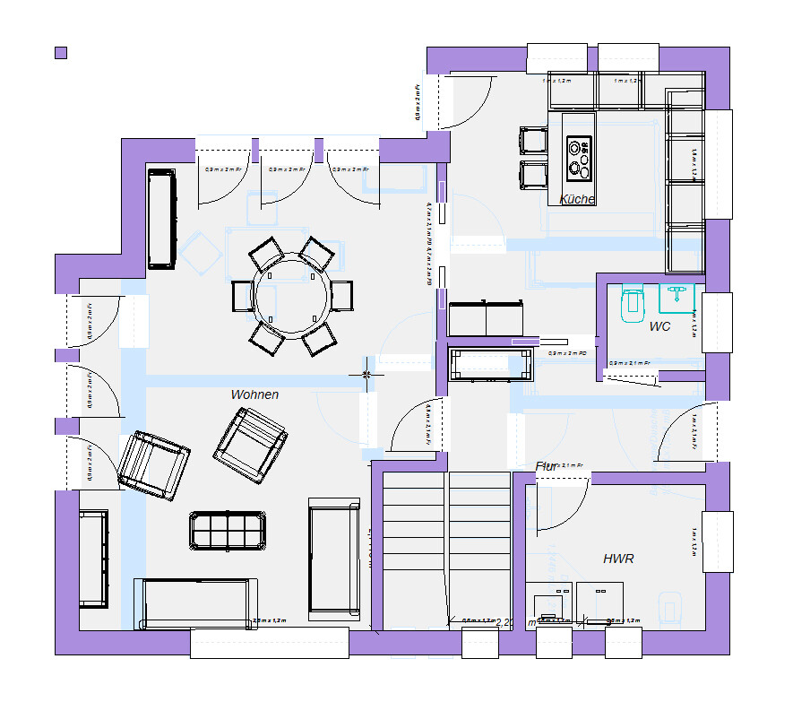 Grundriss: Wohnzimmer mit Esstisch, Sitzecke; Küche mit Insel; WC, HWR, Treppe.
