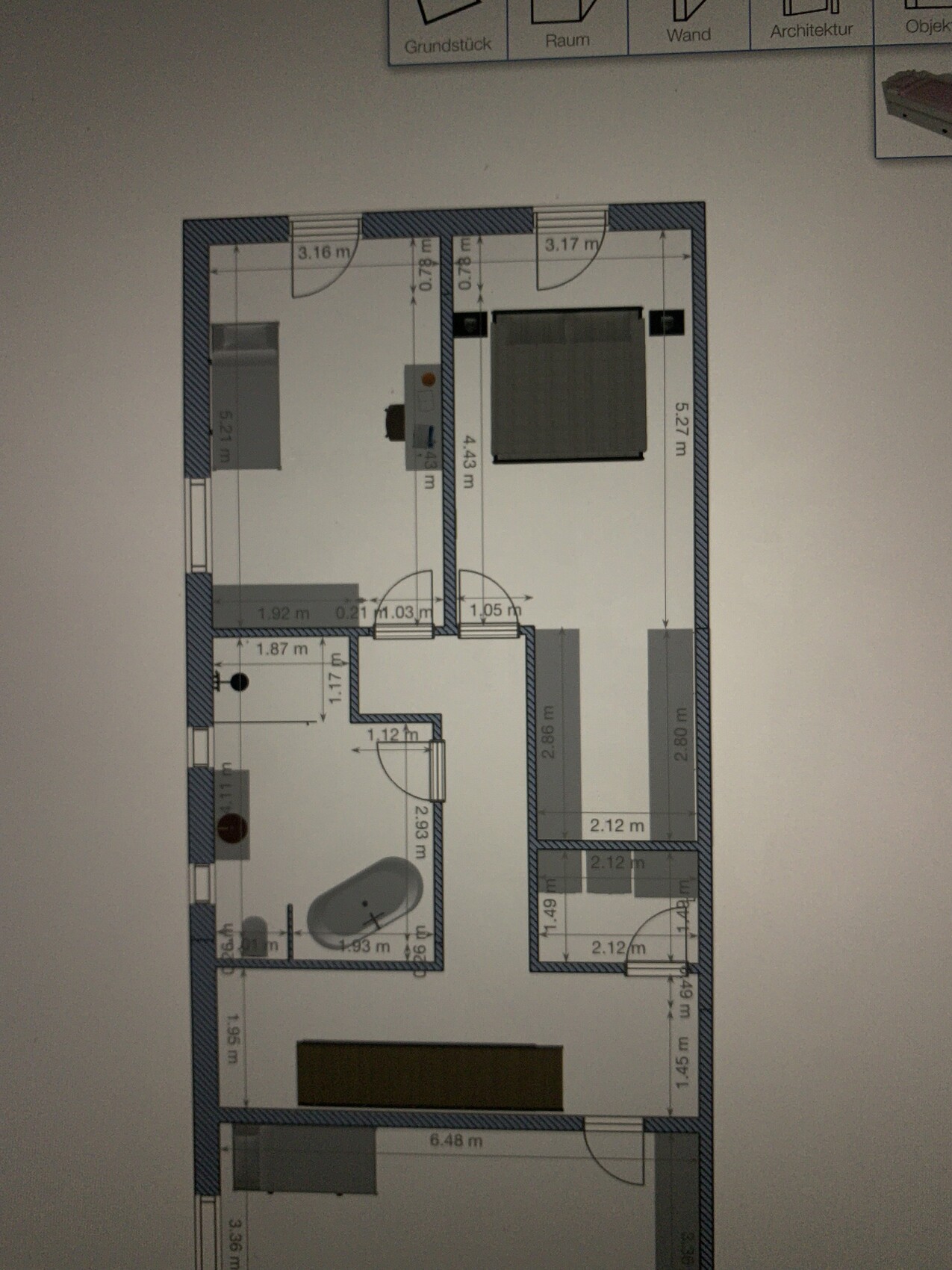 Grundriss einer Wohnung mit Schlafzimmer, Bad, Küche und Maßangaben