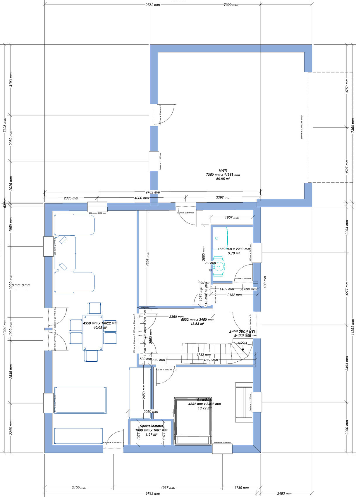 Grundriss eines Hauses mit Zimmern, Türen, Möbeln und Maßangaben in mm.