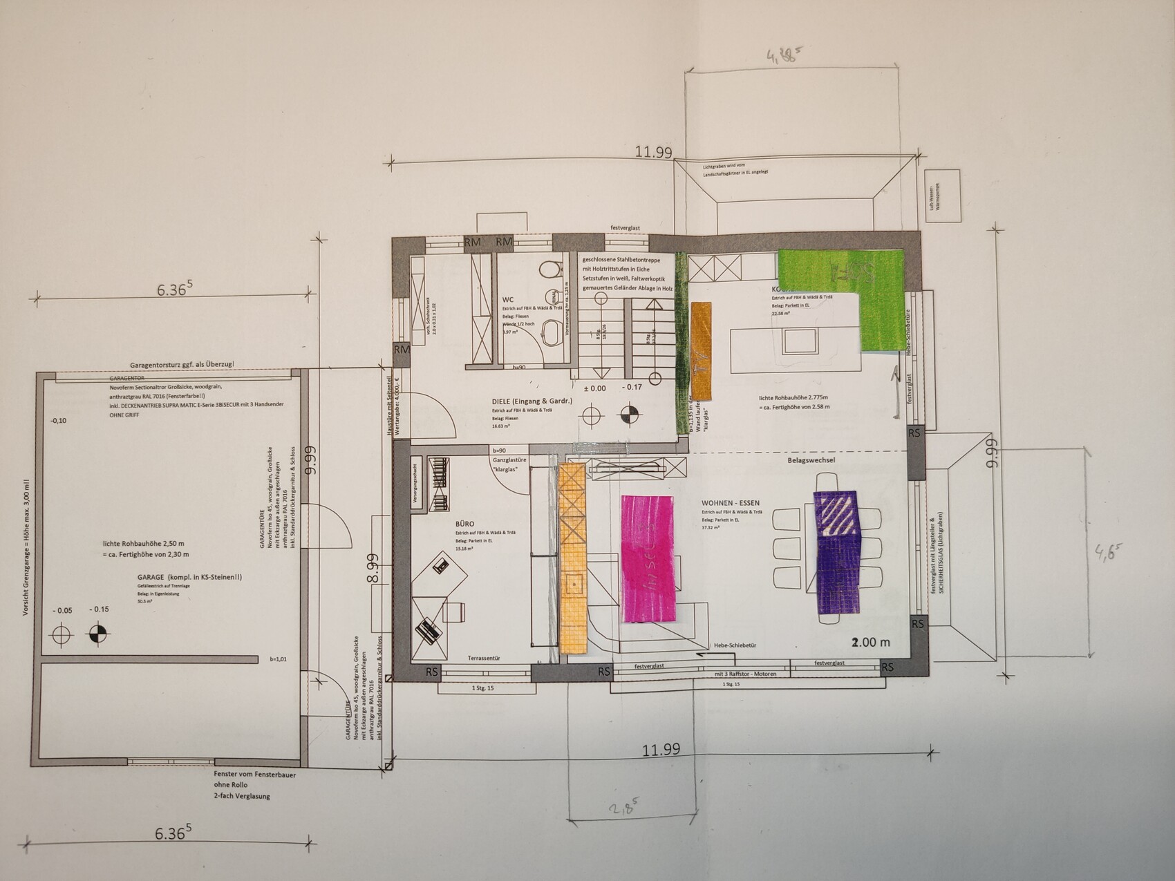 Detaillierter Hausgrundriss mit Wohn-, Essbereich, Küche und Eingang