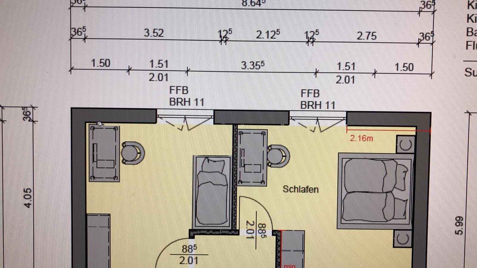 Grundriss eines Schlafzimmers mit Bett, Sessel, Schrank, Tür und Fenster.