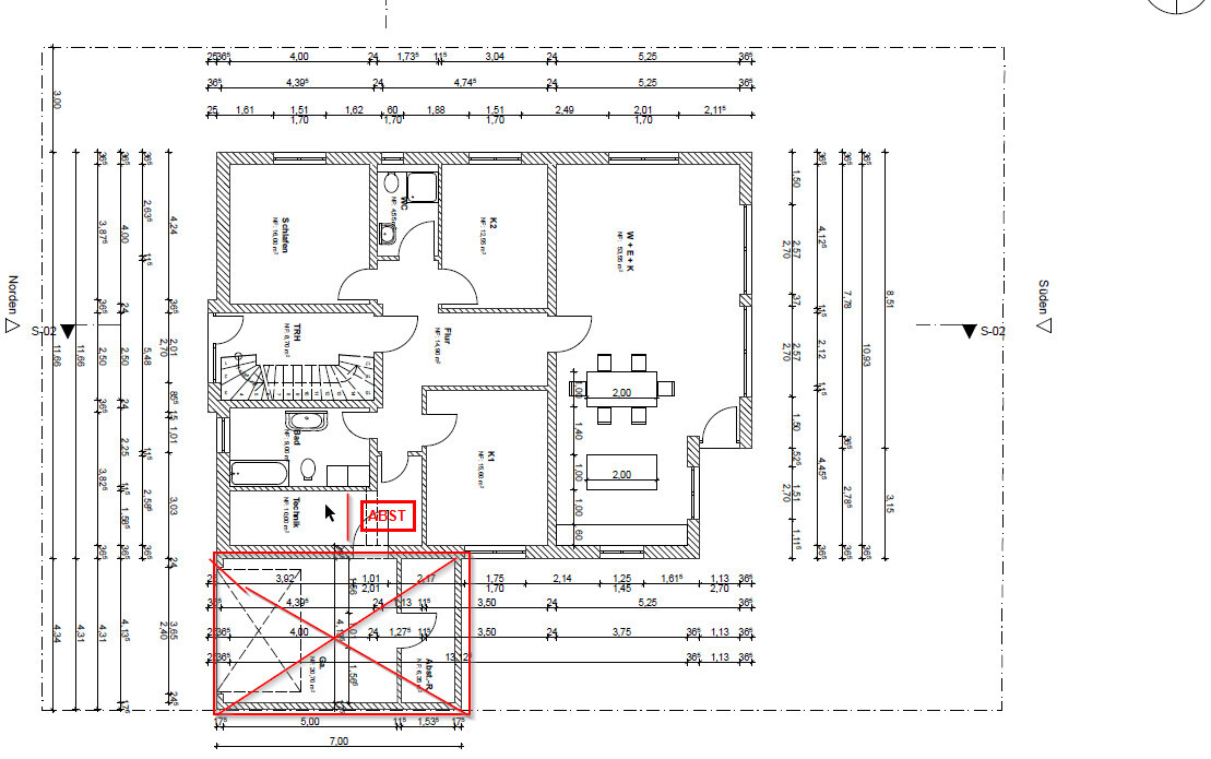 Grundrissplan eines Hauses mit Zimmern, Treppe und Esstischbereich; roter Bereich unten links.
