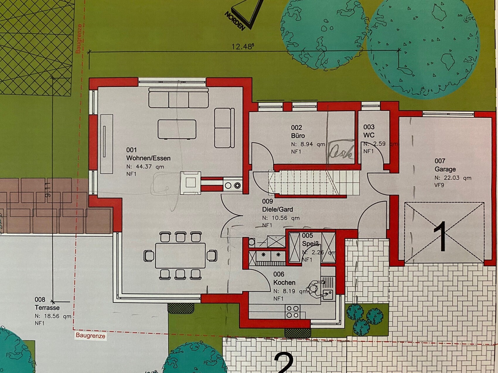 Grundriss eines Hauses: Wohnzimmer/Essbereich, Küche, Büro, Diele, Speis, WC, Garage und Terrasse.