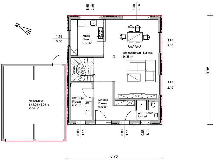 Grundriss eines Hauses mit Küche, Wohn-/Essbereich, Flur, HWR, Eingang, WC; Fertiggarage daneben