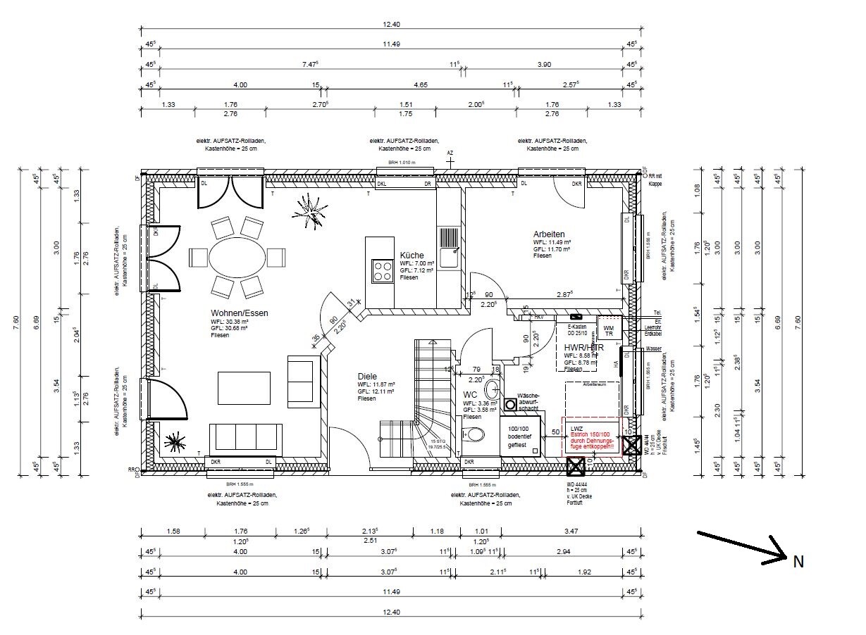 Grundriss eines Hauses mit Wohnen/Essen, Küche, Arbeiten, Diele, WC, HWR und Treppe; Nordpfeil.
