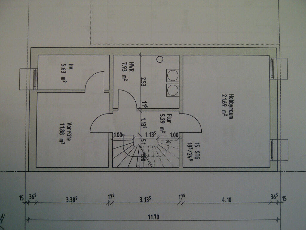 2D-Grundrissplan eines Hauses mit Eingangsbereich, Treppenhaus, Flur und Hobbyraum.