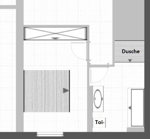 Grundriss eines Schlafzimmers mit Bett links, Dusche rechts und Toilette unten rechts.