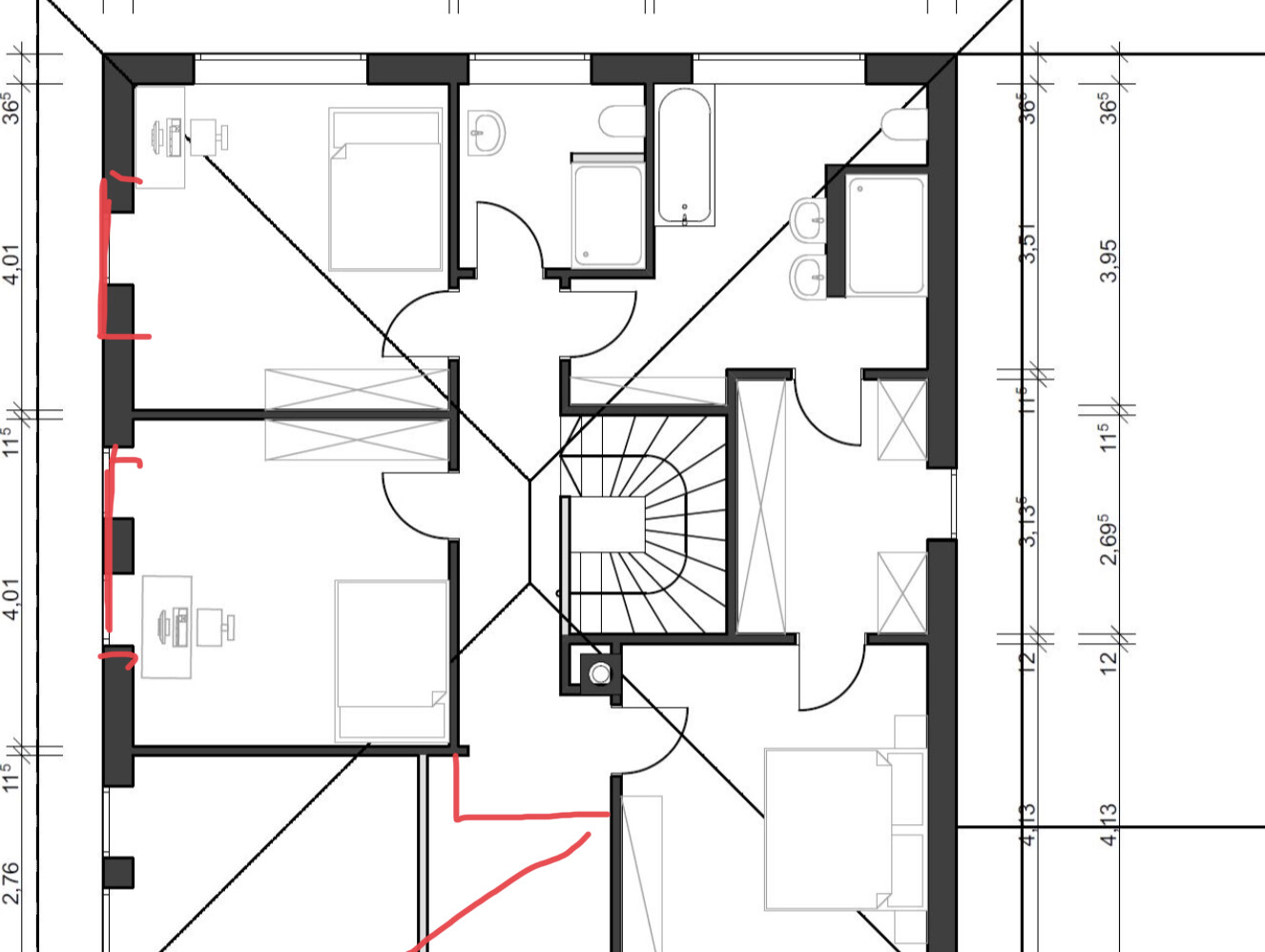 Grundriss eines Wohnhauses: Treppenhaus in der Mitte, mehrere Schlafzimmer und Bad, rote Markierungen.