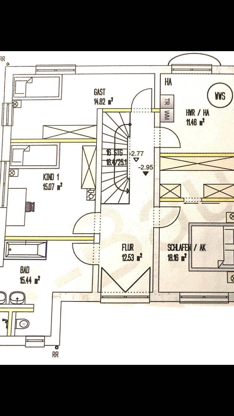 Grundriss einer Wohnung: Flur, Bad, Gäste- und Kinderzimmer, Schlafen, HWR, Treppe.