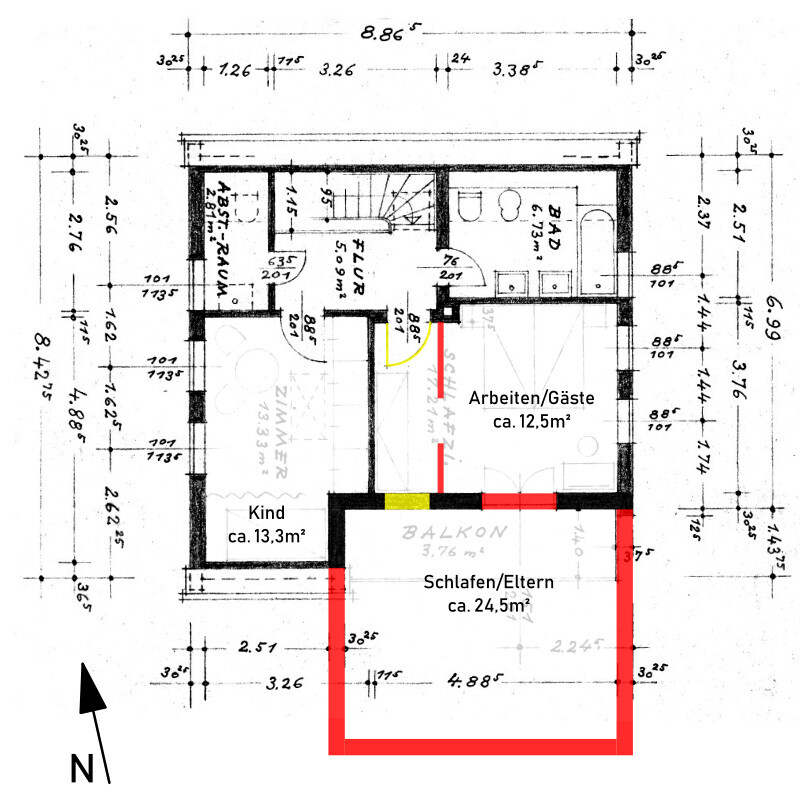 Grundriss einer Wohnung mit Schlafen/Eltern, Kind, Arbeiten/Gäste und Balkon; rote Wände.