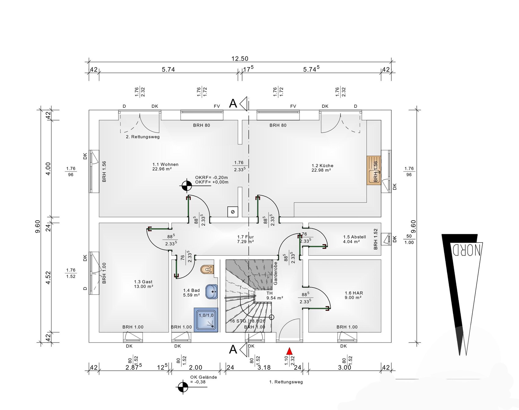 Grundriss des Erdgeschosses mit Wohnen, Küche, Gast, Bad, Treppe, Türen, Maßen und Nordpfeil.