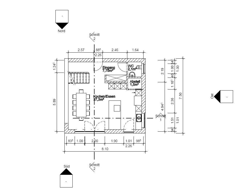 Grundriss eines Hauses mit Küche/Essen, Eingang, WC, Abstellraum und Treppe.
