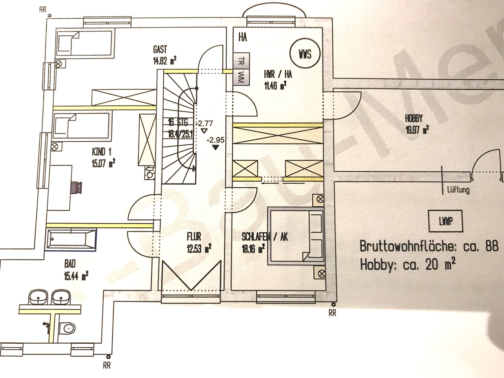 Grundriss eines Hauses mit beschrifteten Räumen: Gast, Kind 1, Bad, Flur, Schlafen/AK, Hobby.