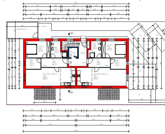 Grundriss eines Gebäudes mit zwei Wohnungen, zentrale Treppe, rote Außenwände.