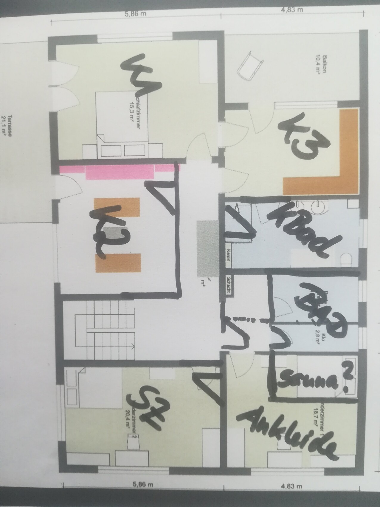 Detaillierter Wohnungsgrundriss mit mehreren Zimmern, Treppe und Balkon, handschriftlich markiert