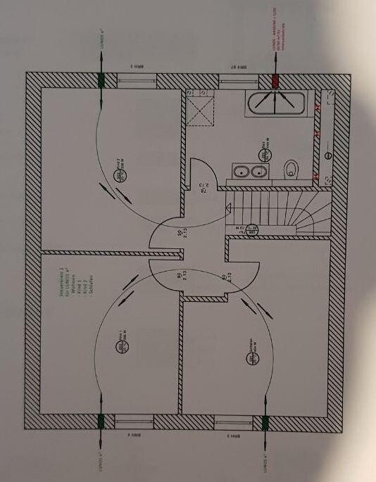 Flächenplan eines Hauses mit Bad, Treppe und mehreren Zimmern
