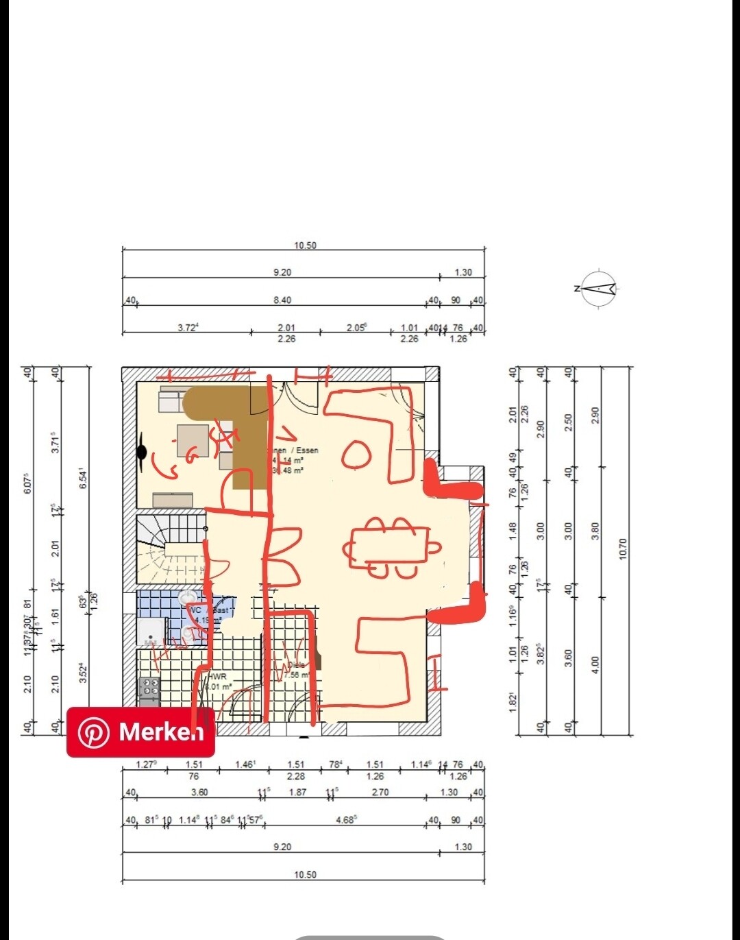 Grundriss einer Wohnung mit Küche, Essbereich und Treppe; rote Markierungen.