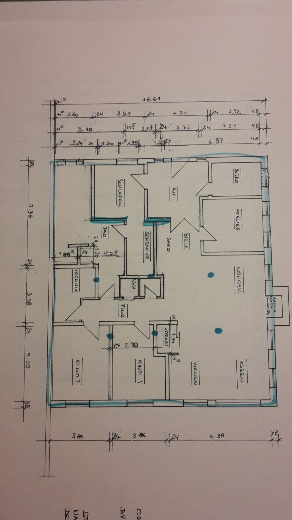 Handgezeichneter Grundriss einer Wohnung mit Küche, Wohnzimmer und mehreren Zimmern.