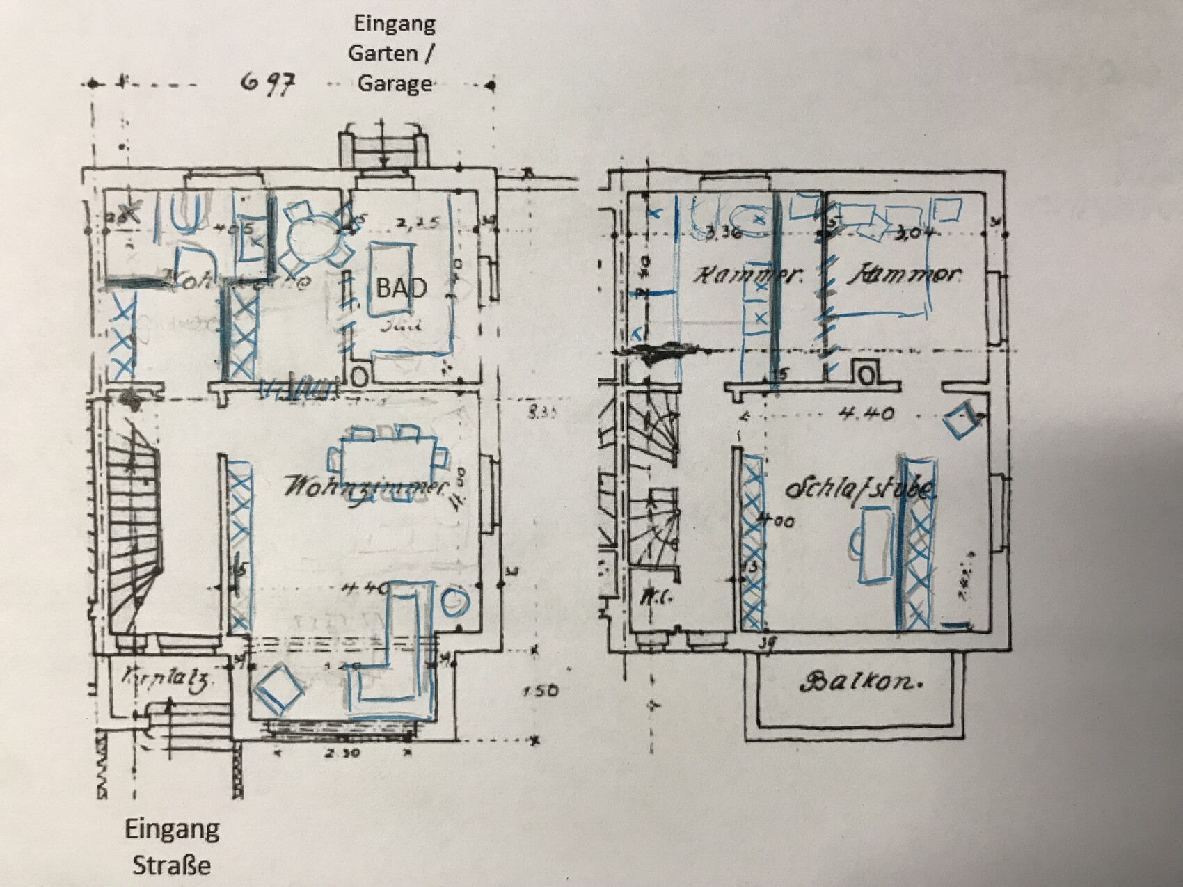 Grundriss eines Hauses: Wohnzimmer, Bad, Schlafzimmer, zwei Zimmer, Balkon, Eingang.