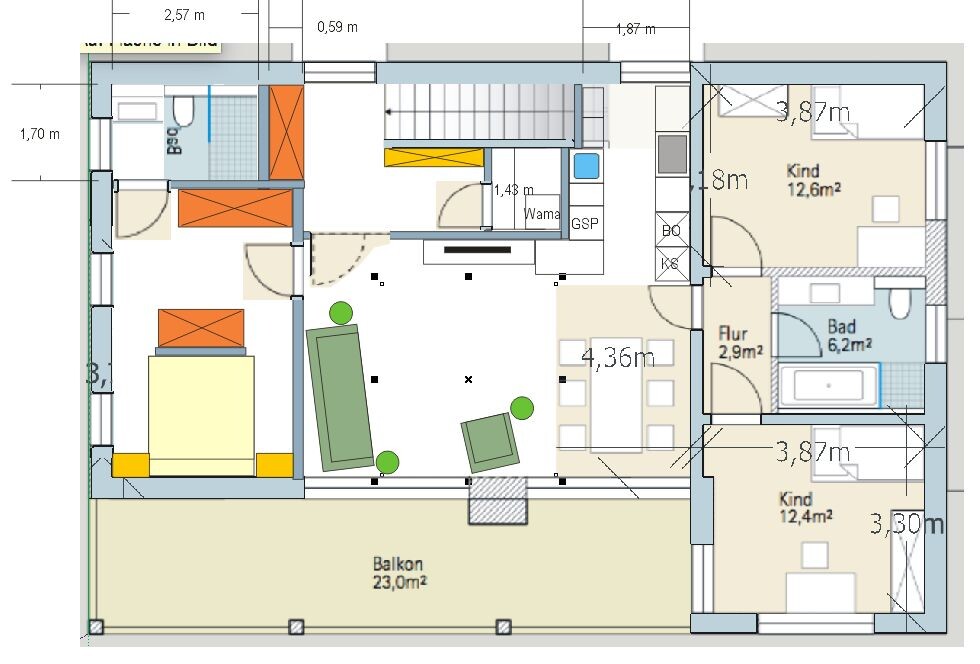 Grundriss einer Wohnung mit Schlafzimmern, zwei Kinderzimmern, Bad, Küche, Flur und Balkon.