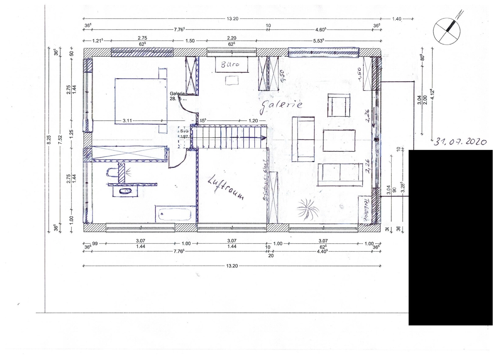 Grundriss eines Wohnhauses: links Schlafzimmer, rechts Wohnzimmer, zentrale Galerie, Büro, Treppe.