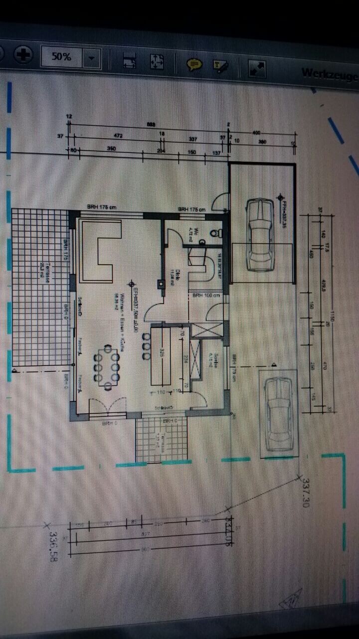 2D-Grundriss eines Einfamilienhauses mit Garage, Wohnzimmer, Küche und Eingangsbereich