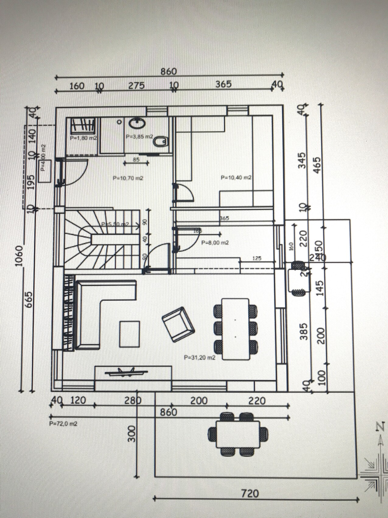 Grundriss: Wohnzimmer mit Sofa und Esstisch, Küche, Treppe, Bad, Schlafzimmer, Terrasse.