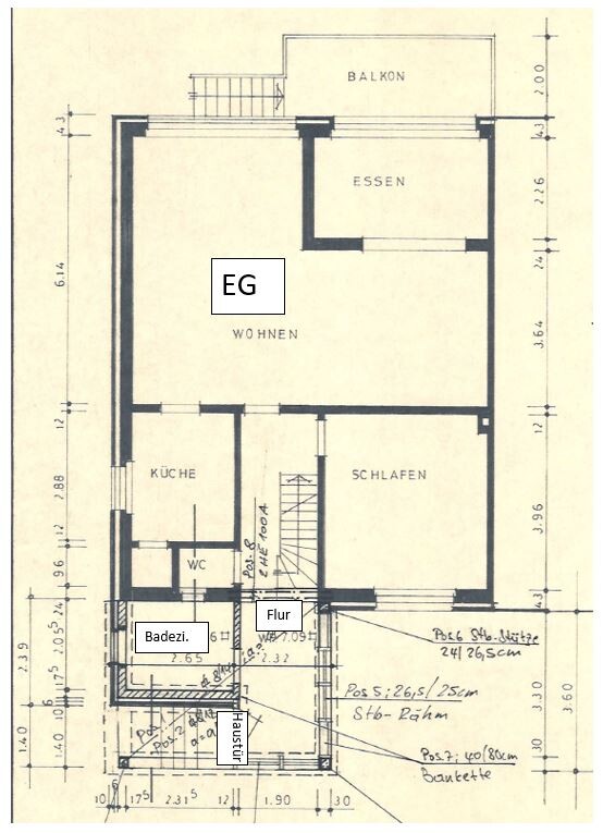 Grundriss EG: Wohnzimmer, Essbereich, Küche, Schlafzimmer, WC, Bad, Flur, Balkon.