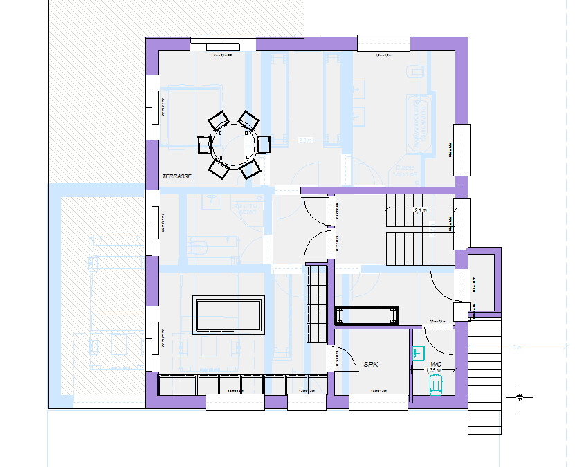 Grundriss eines Hauses mit Terrasse, runder Esstisch, Treppen, Küche und WC.