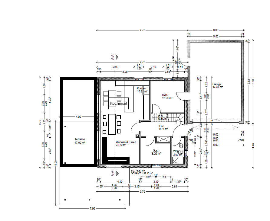 Grundriss eines Hauses: Terrasse, Garage, Wohnzimmer, Küche, Gast, Flur, WC, HWR.