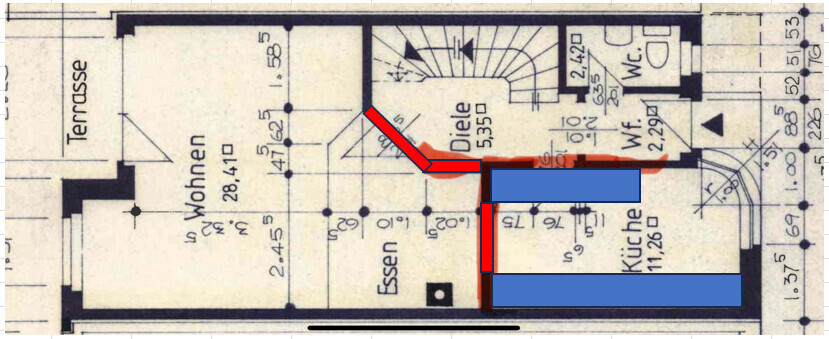 Grundriss eines Hauses mit Terrasse, Wohnen, Essen, Diele, Küche; rote Linie, blaue Rechtecke.