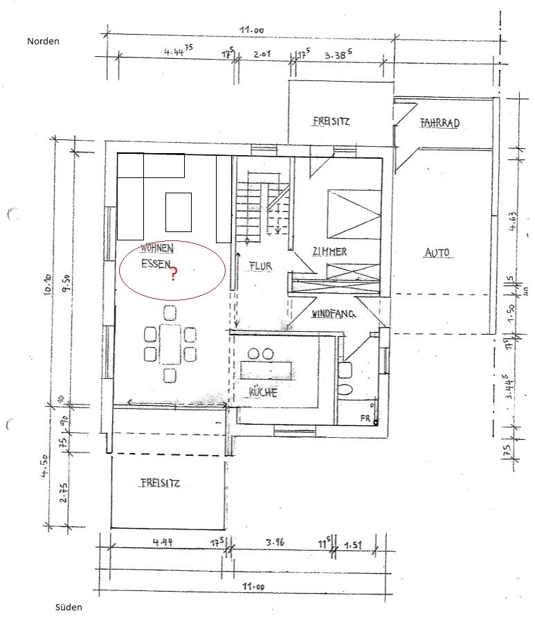 2D-Grundriss eines Hauses mit Wohn- und Essbereich, Küche, Flur und Garage