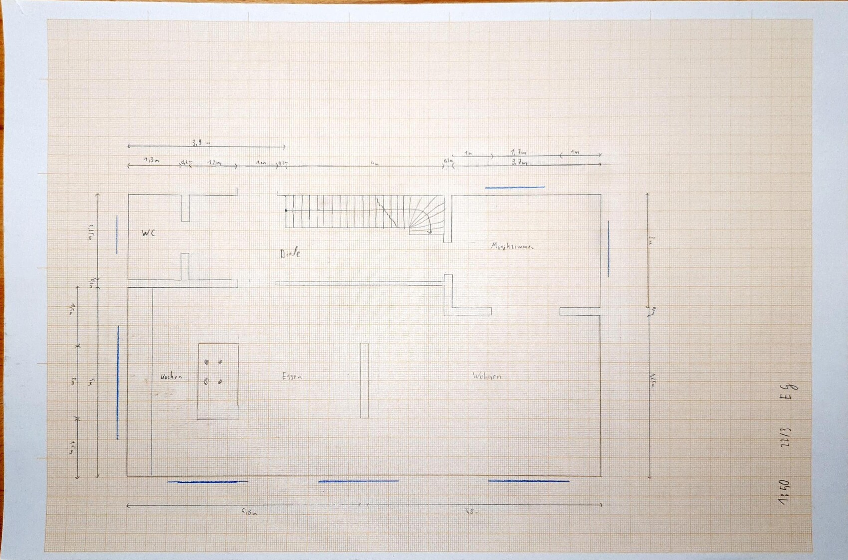 Grundriss eines Hauses: WC, Diele, Treppe, Musikzimmer, Wohnen, Essen.