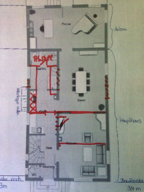 2D-Grundriss eines Hauses mit Essbereich, Wohnzimmer und Treppen, rote Markierungen
