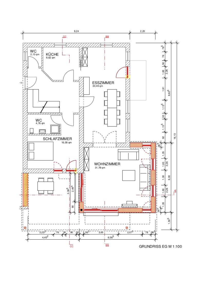 Grundriss EG: Wohnzimmer, Esszimmer, Küche, Schlafzimmer, zwei WCs, Möbel.