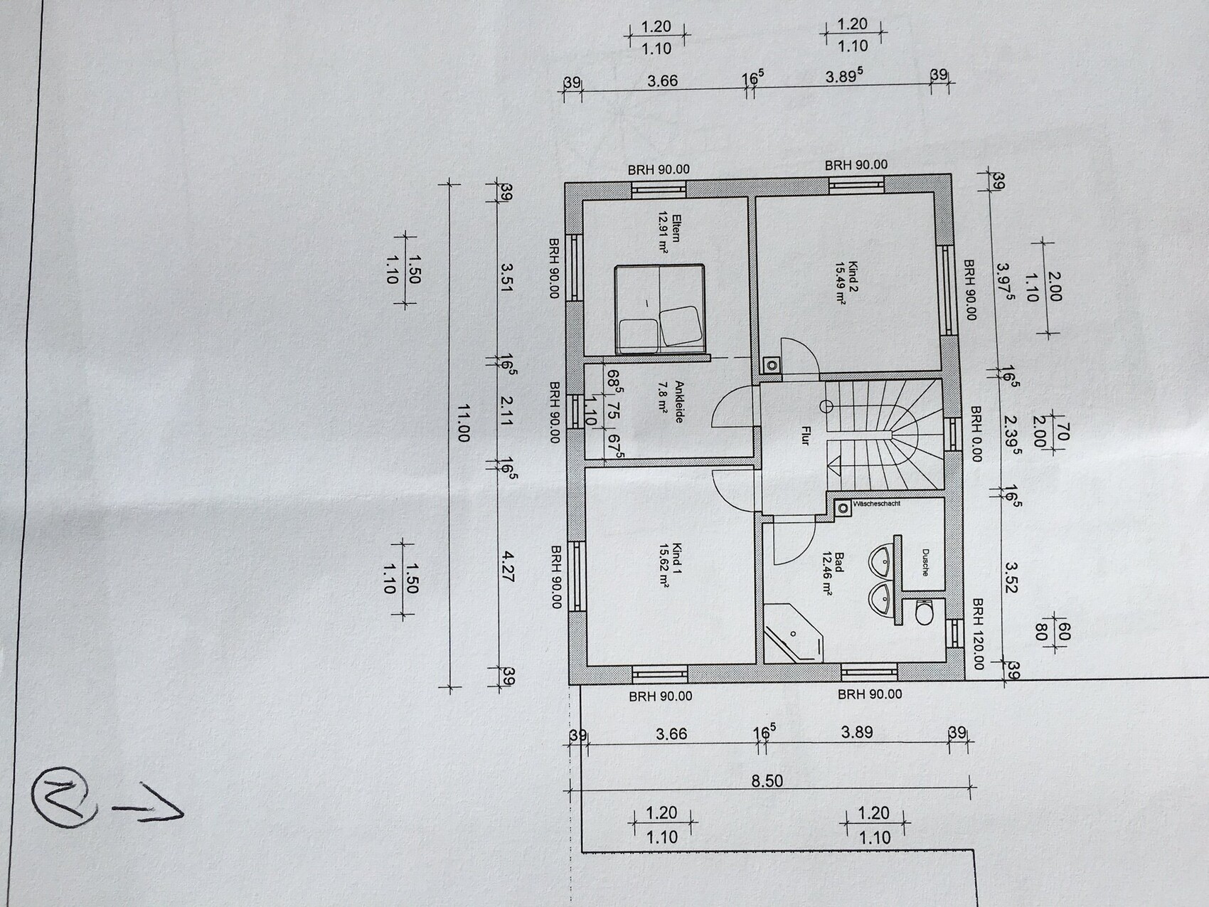 Grundrissplan eines Hauses mit mehreren Zimmern, Flur und Treppe