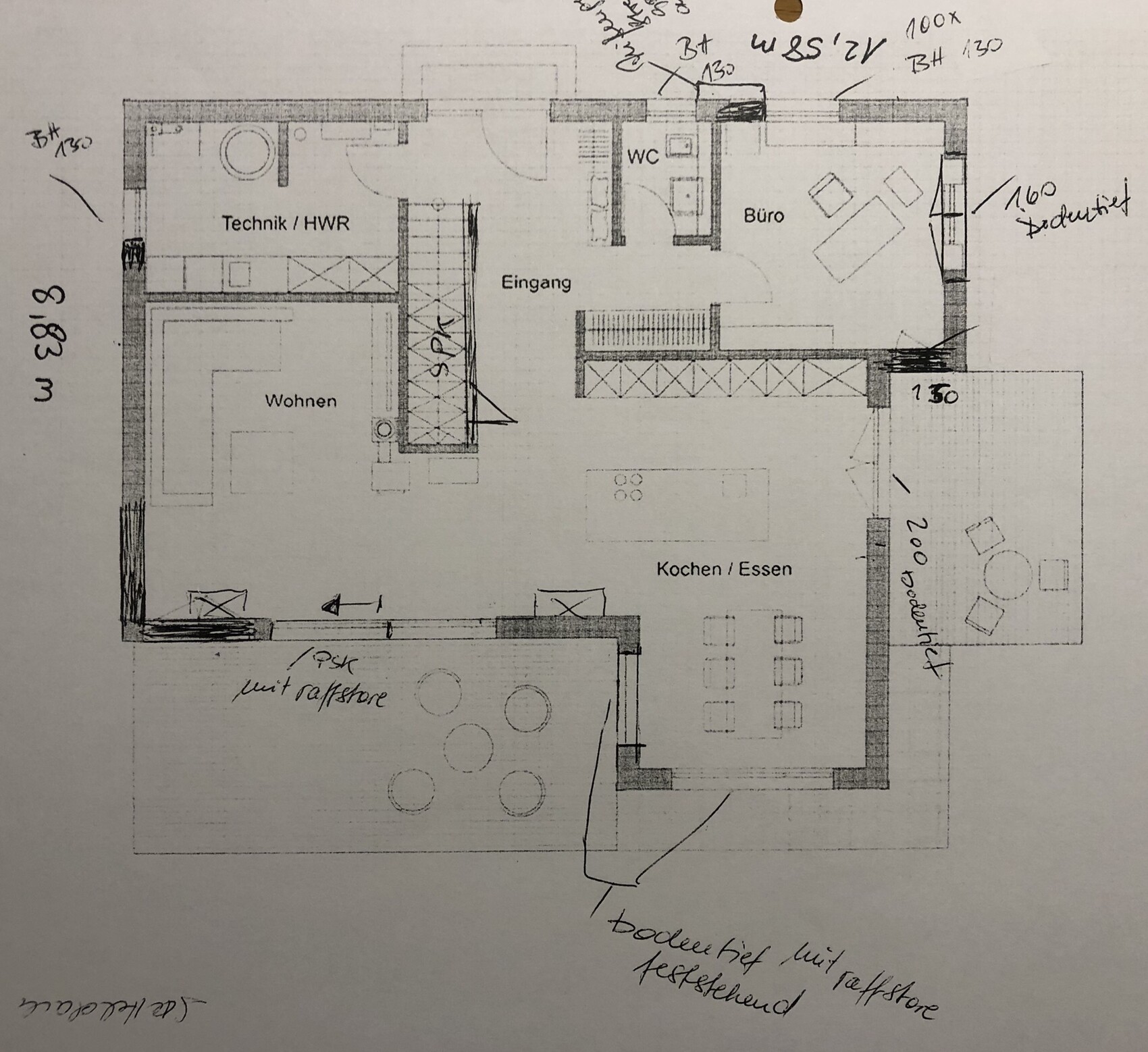 Grundrissplan eines Hauses mit Wohnzimmer, Küche, Essbereich, Büro, Eingang und Technikraum