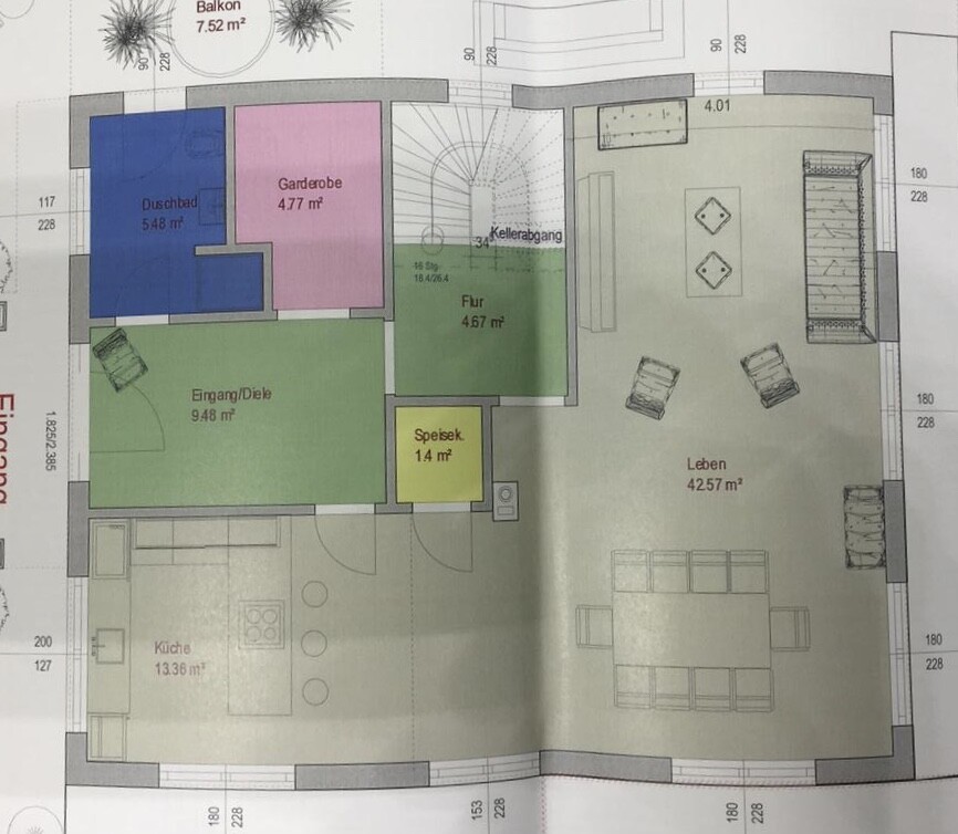 Grundriss einer Wohnung: Küche, Essen, Leben, Flur, Duschbad, Garderobe, Speisekammer.