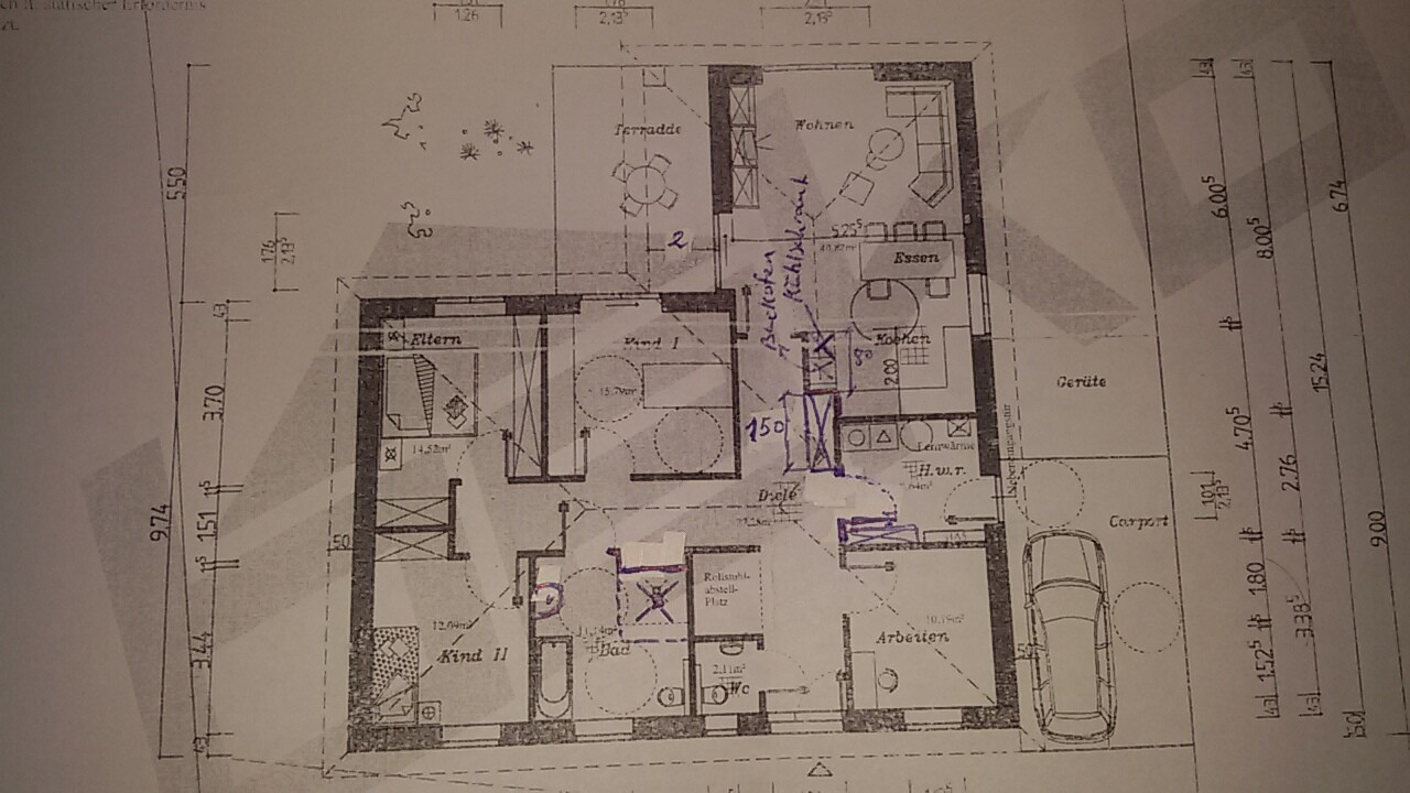Grundriss eines Hauses mit Wohnzimmer, Küche, Bad, Schlafzimmer, Flur, Terrasse und Garage.