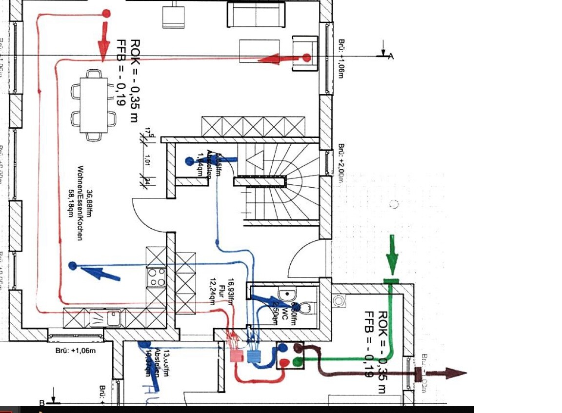 Grundriss eines Wohnraums mit farbigen Leitungen (Wasser, Heizung, Strom) zur Orientierung