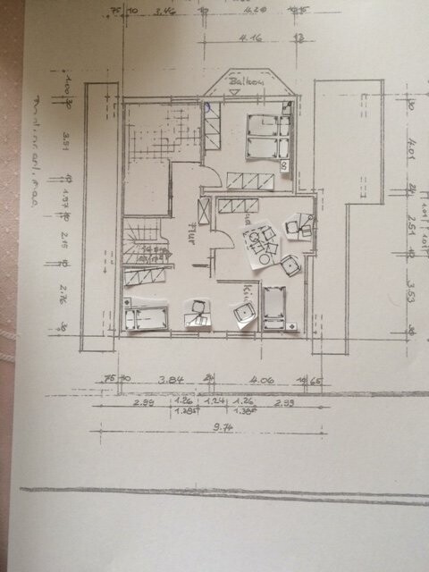 Grundriss einer Hausetage mit Küche, Essbereich, Wohnzimmer, Bad und Treppenhaus