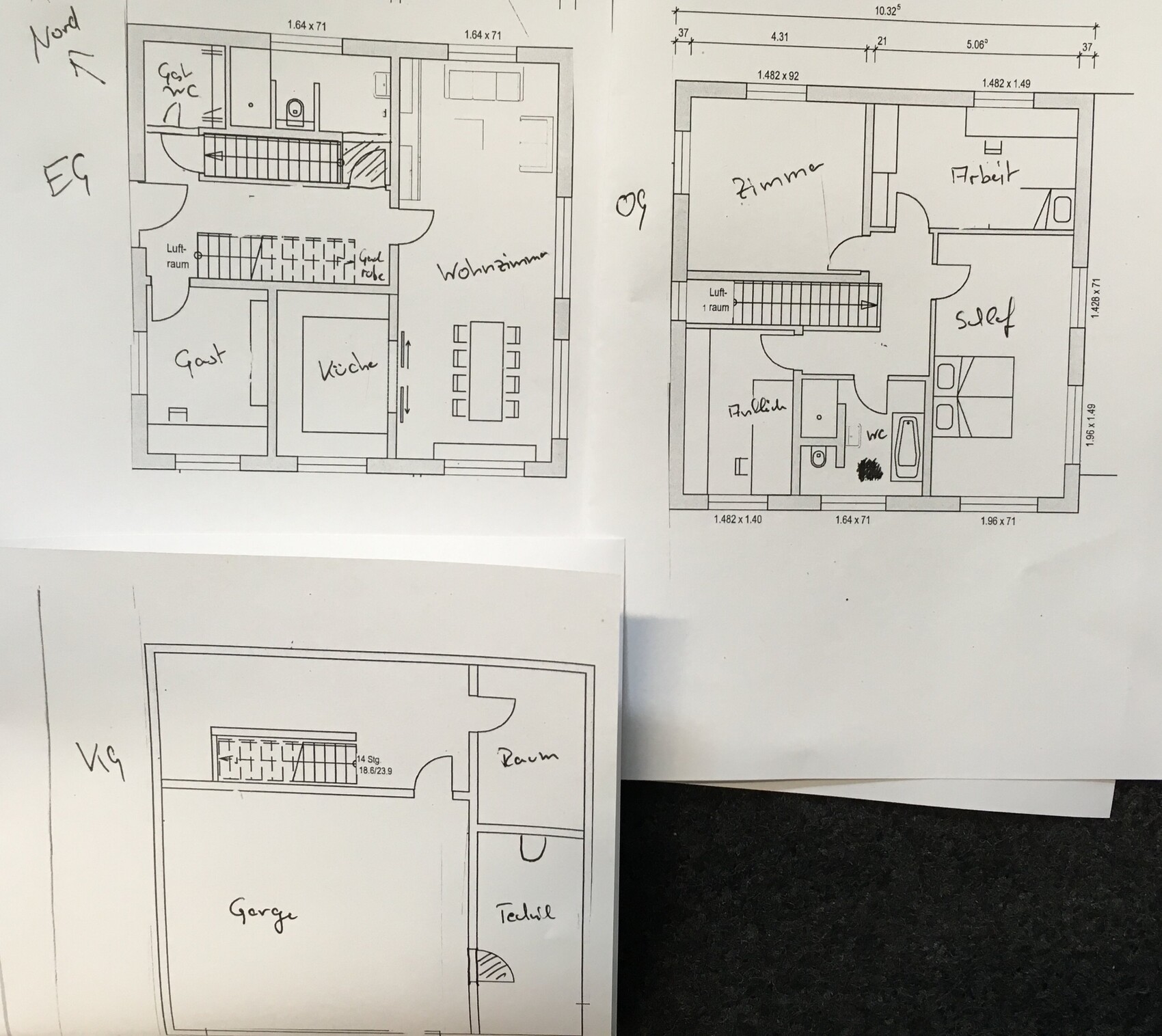Grundriss eines Hauses mit Wohnzimmer, Küche, Gästezimmer, Arbeitszimmer, Bad/WC, Garage.