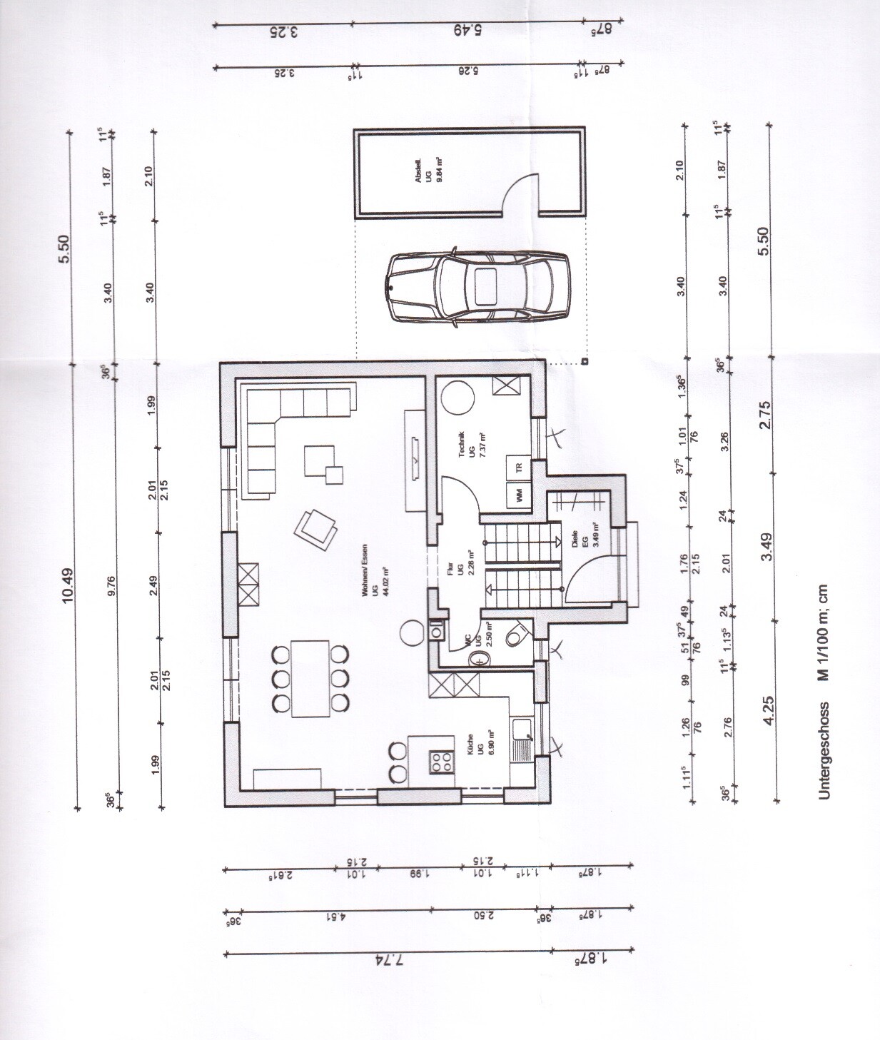 Grundrissplan eines Hauses mit Wohnzimmer, Küche, Treppenhaus und Carport