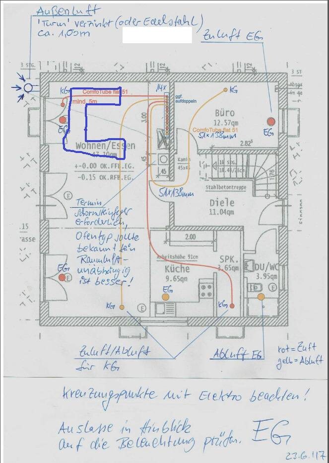 Grundriss eines Hauses mit Wohn- und Essbereich, Küche, Büro, blaue Markierungen
