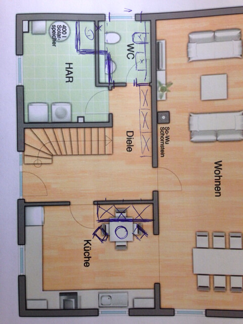 Grundriss eines Hauses: Küche links unten, HAR oben links, Diele, WC und Wohnen rechts.