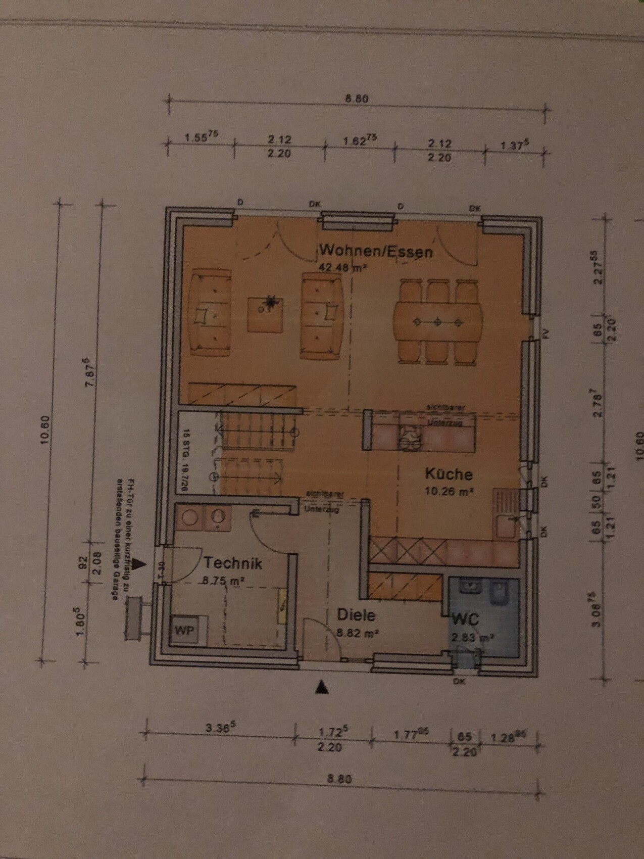 Grundrissplan eines Einfamilienhauses mit Wohnzimmer, Küche, Diele und Technikraum