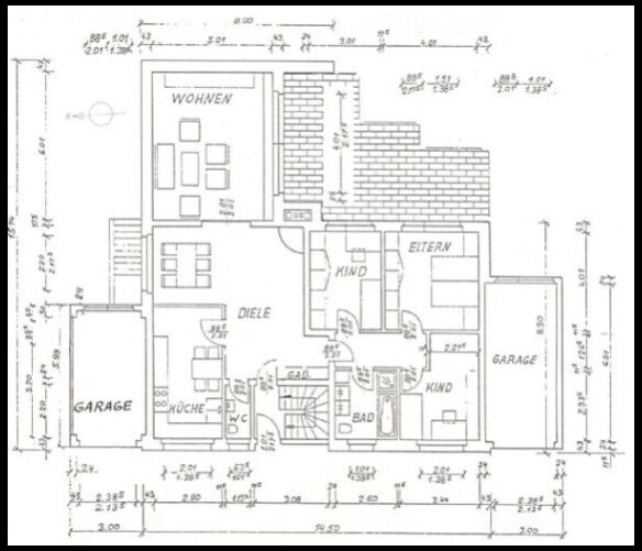 Grundriss eines Einfamilienhauses: Wohnzimmer, Küche, Diele, Bad, Eltern- und Kinderzimmer, Garage.